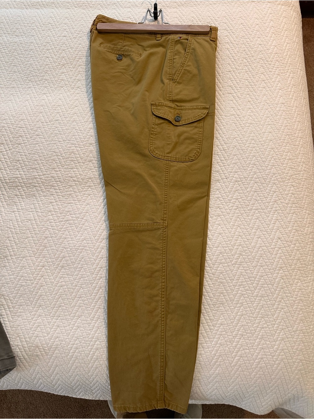 Tommy Hilfiger Women’s Cargo Pants in dark tan